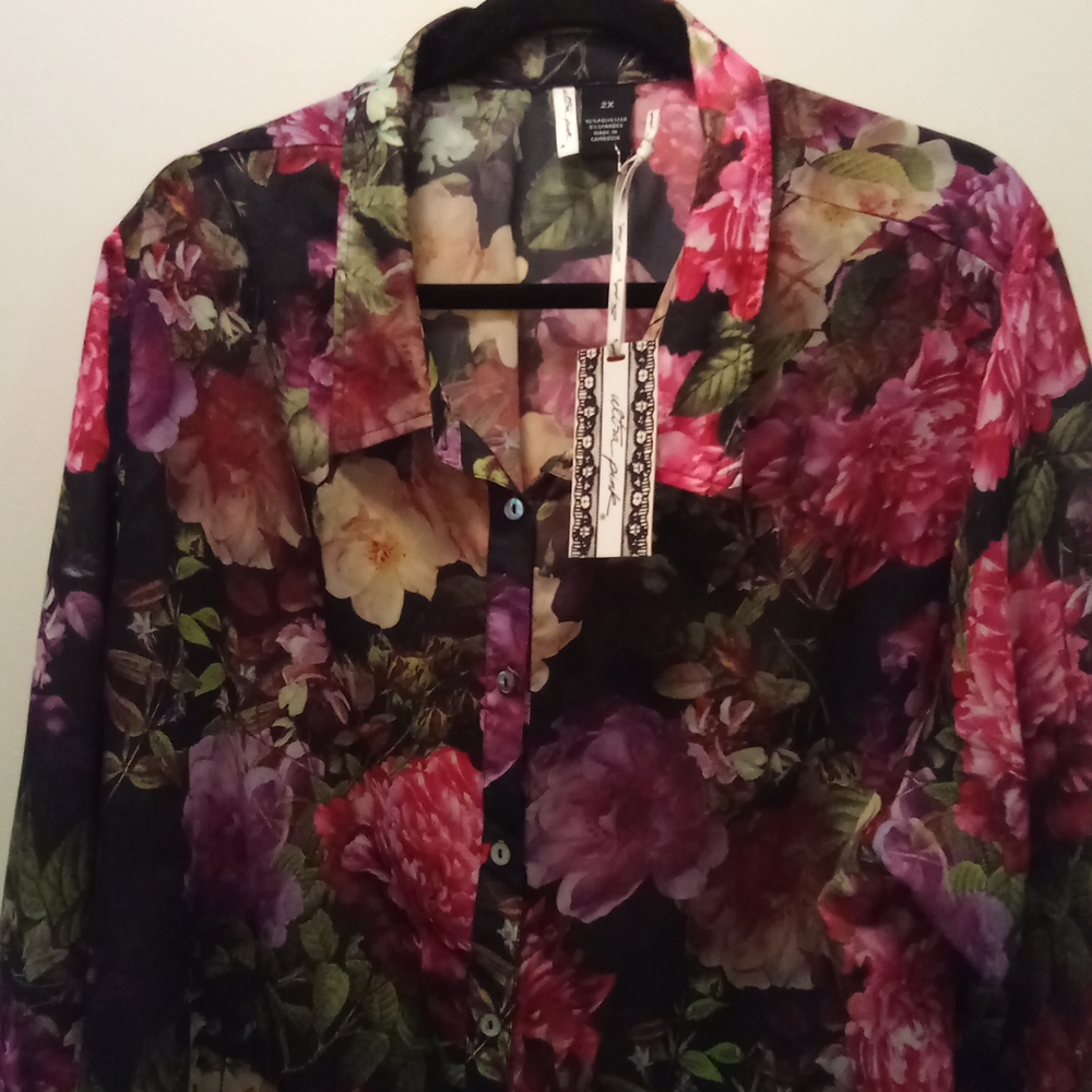 *NWT* Romantic sexy sheer floral print blouse 🌹🌺🪻
